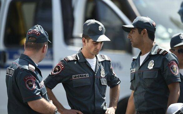 Karapetyanın ofisi mühasirəyə alındı