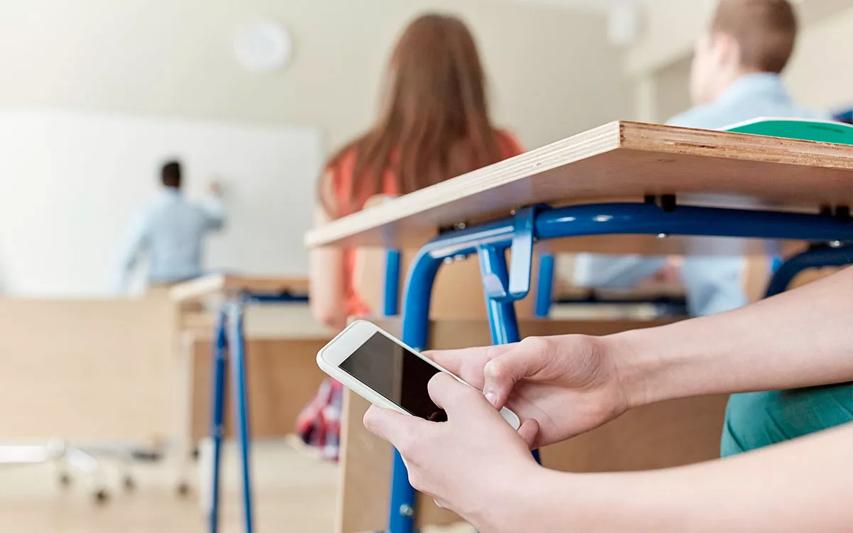 Məktəblərdə mobil telefonların qadağası ilə bağlı nəzarət mexanizmləri tətbiq edilir