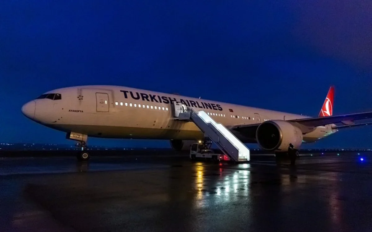 Türkiyədə təyyarə radar dirəyinə çırpılıb, 267 sərnişin təxliyə olunub