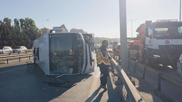 İstanbulda avtobus bariyerlərə çırpıldı: xəsarət alanlar var 