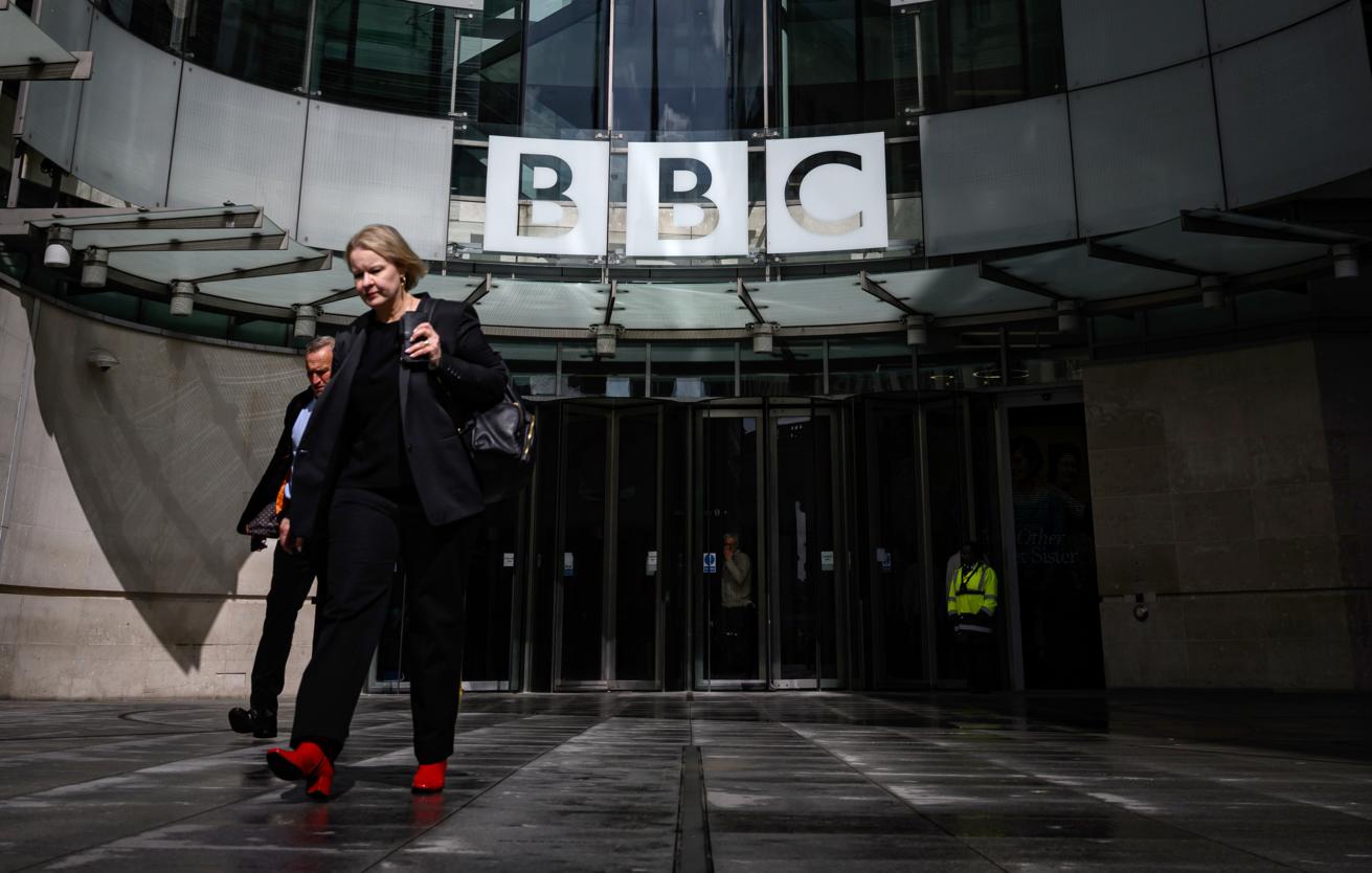 "BBC" xərcləri azaltmaq üçün yüzlərlə xəbər işçisini ixtisar edəcək
