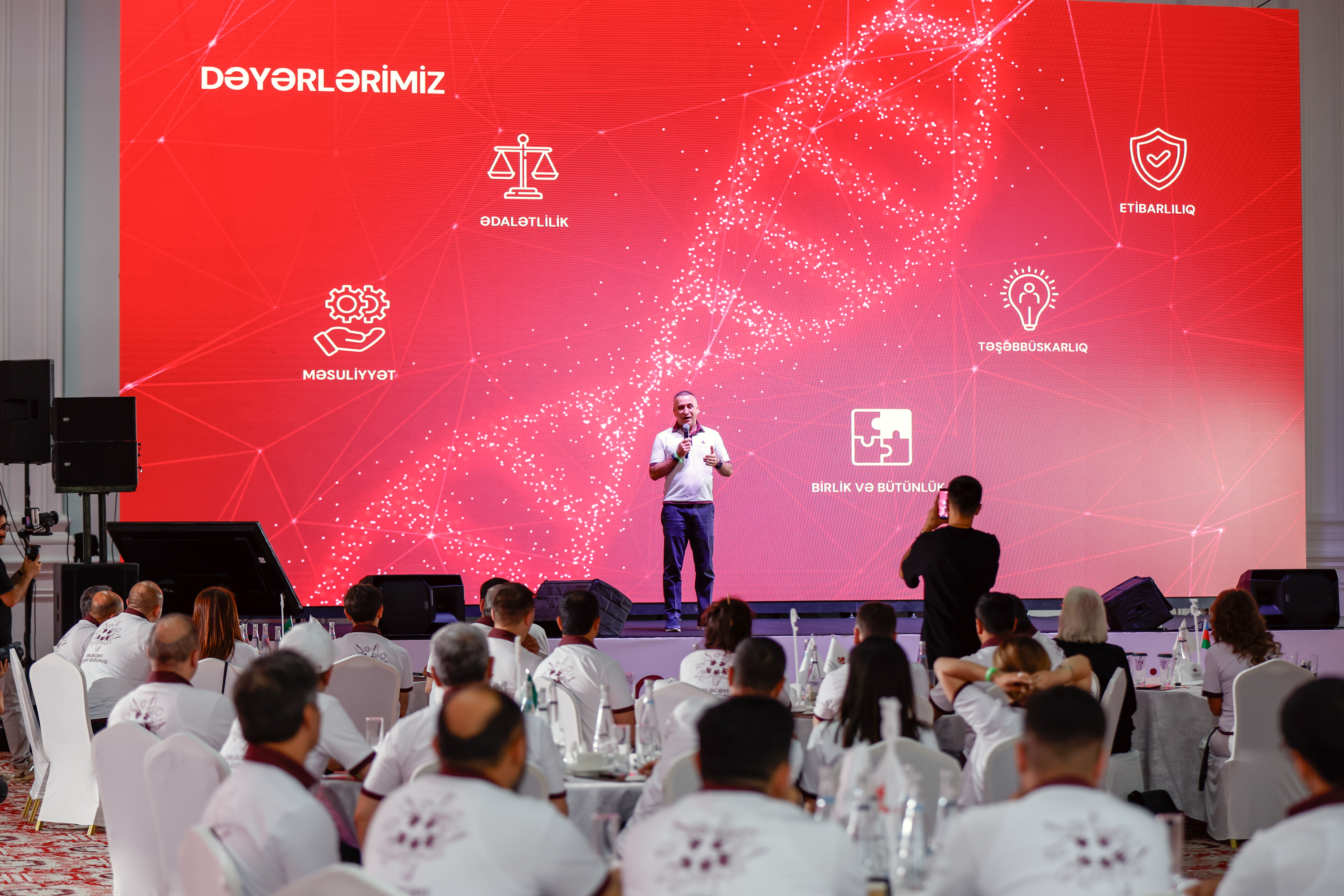 Veysəloğlu Şirkətlər Qrupu “Süni Zəka Dövründə Liderlik” mövzusunda forum keçirib - FOTO