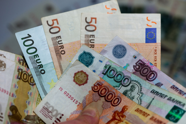 Azərbaycanda avro bahalaşdı, rubl ucuzlaşdı