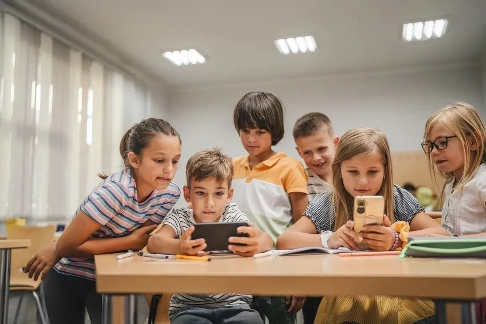 Fransa orta məktəblərdə mobil telefonları qadağan edəcək