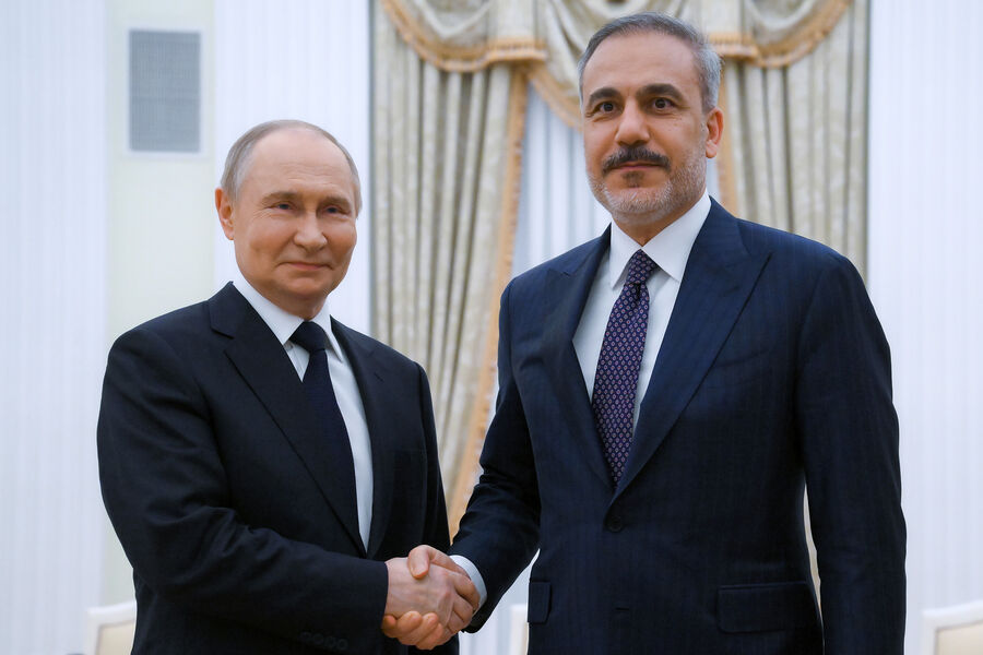 Putin Kazanda Hakan Fidanla görüşüb