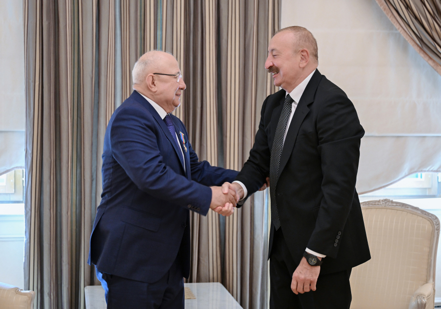 İlham Əliyev Qurban Qurbanova "Dostluq" ordenini təqdim edib - Foto 5