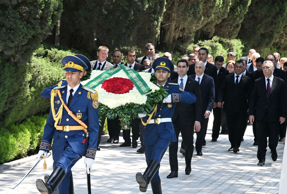 Türkmənistan Prezidenti Ümumilli Lider Heydər Əliyevin məzarını ziyarət edib