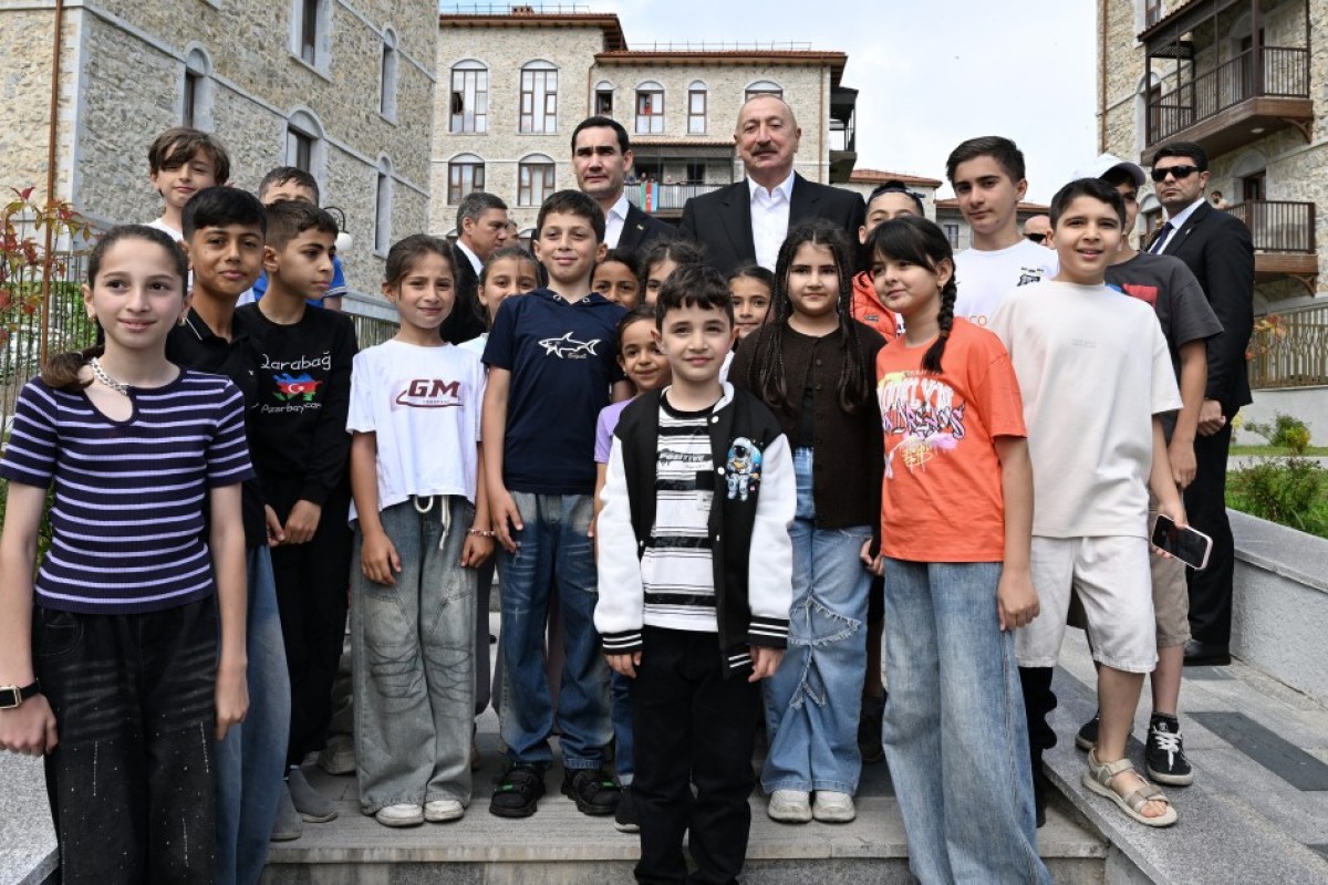 Azərbaycan və Türkmənistan prezidentləri Şuşada inşa edilmiş birinci yaşayış kompleksində olublar