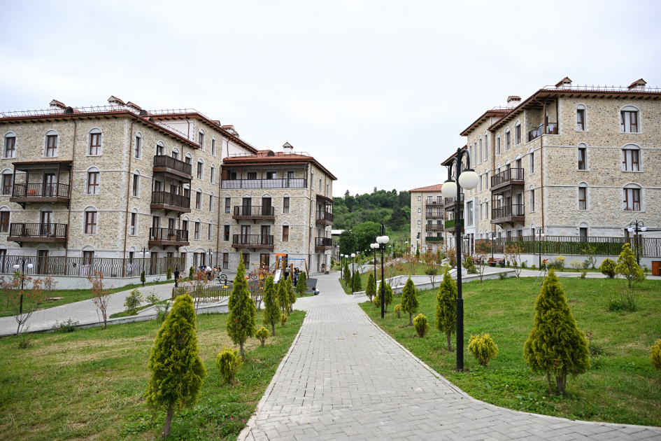 Azərbaycan və Türkmənistan prezidentləri Şuşada inşa edilmiş birinci yaşayış kompleksində olublar - Foto 10
