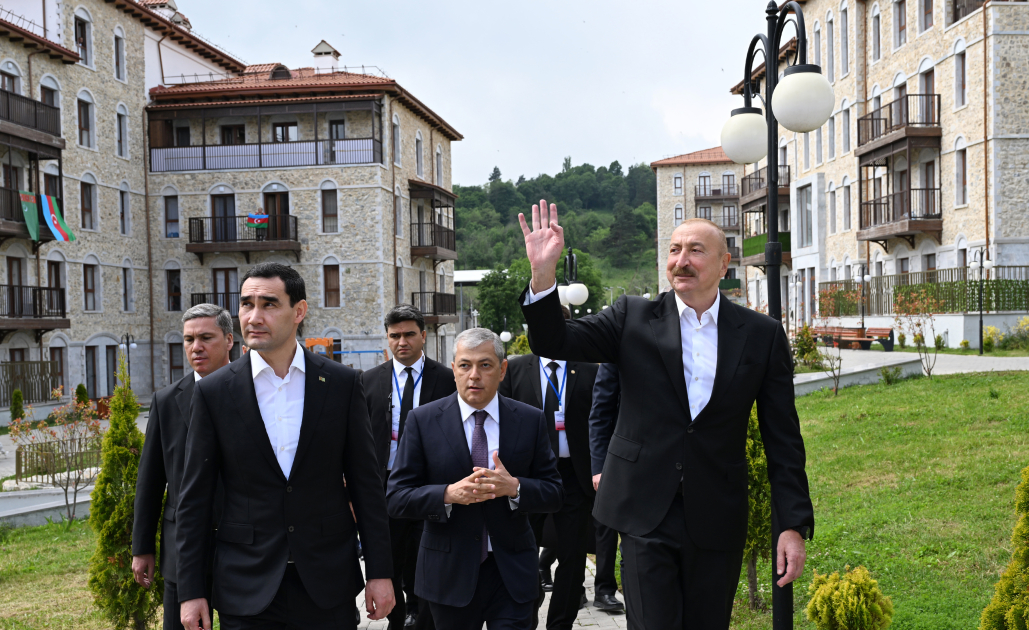 Azərbaycan və Türkmənistan prezidentləri Şuşada inşa edilmiş birinci yaşayış kompleksində olublar - Foto 8