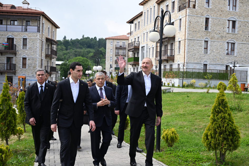 Azərbaycan və Türkmənistan prezidentləri Şuşada inşa edilmiş birinci yaşayış kompleksində olublar - Foto 9