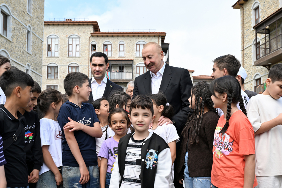 Azərbaycan və Türkmənistan prezidentləri Şuşada inşa edilmiş birinci yaşayış kompleksində olublar - Foto 5