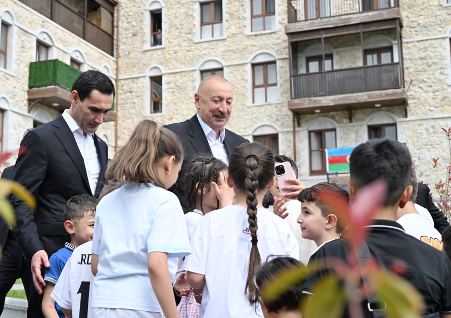 Azərbaycan və Türkmənistan prezidentləri Şuşada inşa edilmiş birinci yaşayış kompleksində olublar - Foto 6