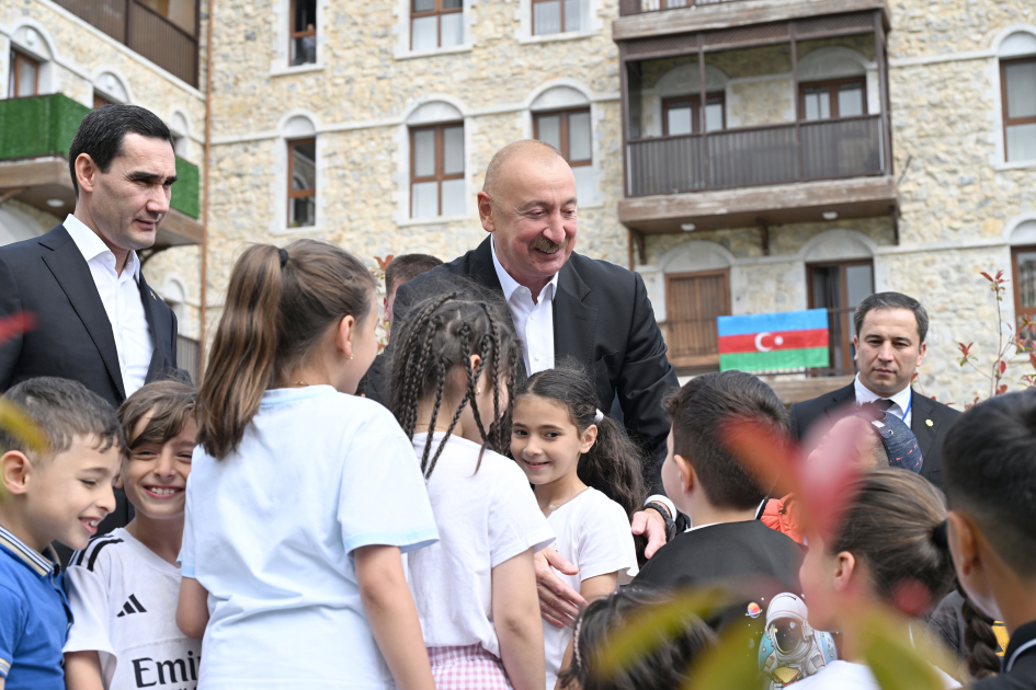 Azərbaycan və Türkmənistan prezidentləri Şuşada inşa edilmiş birinci yaşayış kompleksində olublar - Foto 4