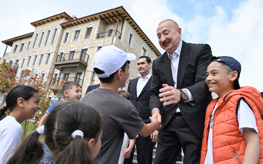 Azərbaycan və Türkmənistan prezidentləri Şuşada inşa edilmiş birinci yaşayış kompleksində olublar - Foto 7