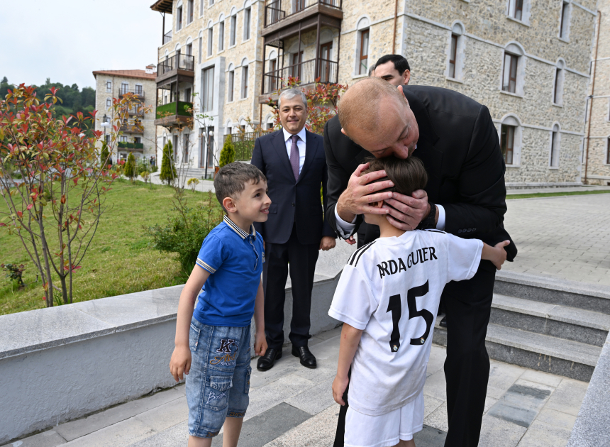 Azərbaycan və Türkmənistan prezidentləri Şuşada inşa edilmiş birinci yaşayış kompleksində olublar - Foto 2