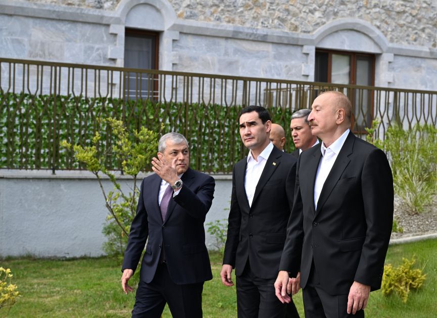 Azərbaycan və Türkmənistan prezidentləri Şuşada inşa edilmiş birinci yaşayış kompleksində olublar - Foto 3