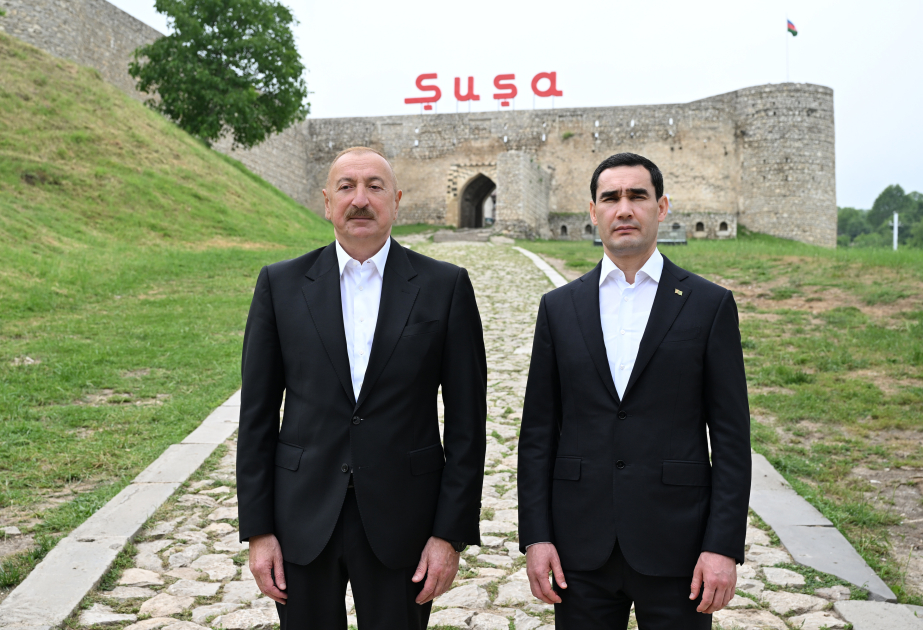 İlham Əliyev və Sərdar Berdiməhəmmədov Şuşada tanınmış şəxsiyyətlərin güllələnmiş büstlərinə baxıblar - Foto 6