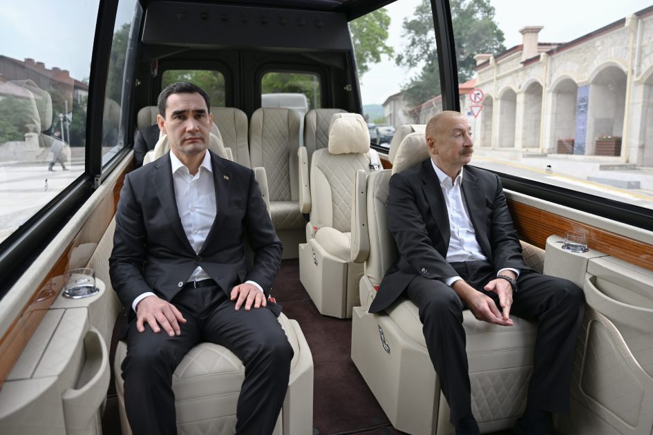 İlham Əliyev və Sərdar Berdiməhəmmədov Şuşada tanınmış şəxsiyyətlərin güllələnmiş büstlərinə baxıblar - Foto 7