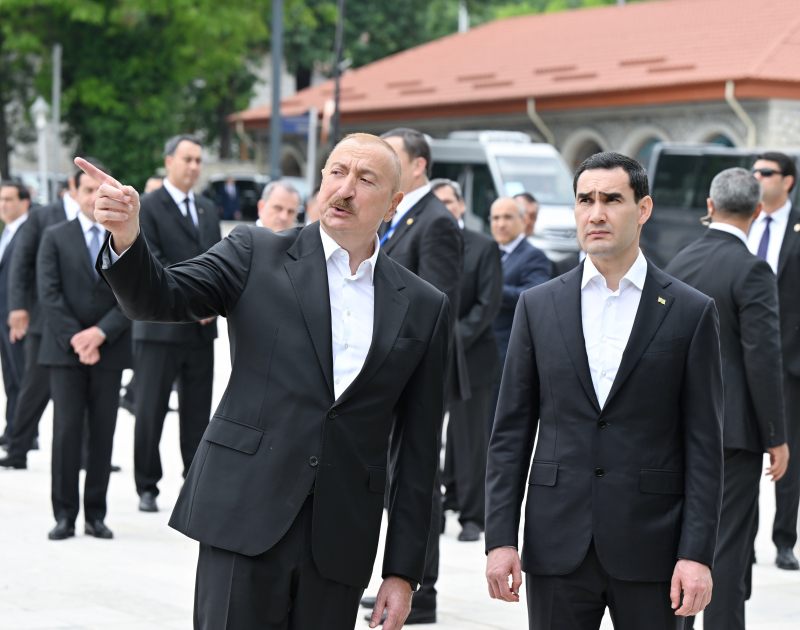 İlham Əliyev və Sərdar Berdiməhəmmədov Şuşada tanınmış şəxsiyyətlərin güllələnmiş büstlərinə baxıblar - Foto 3