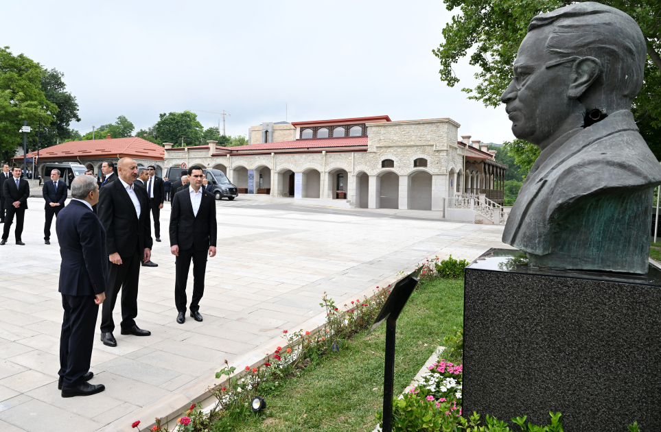 İlham Əliyev və Sərdar Berdiməhəmmədov Şuşada tanınmış şəxsiyyətlərin güllələnmiş büstlərinə baxıblar - Foto 2