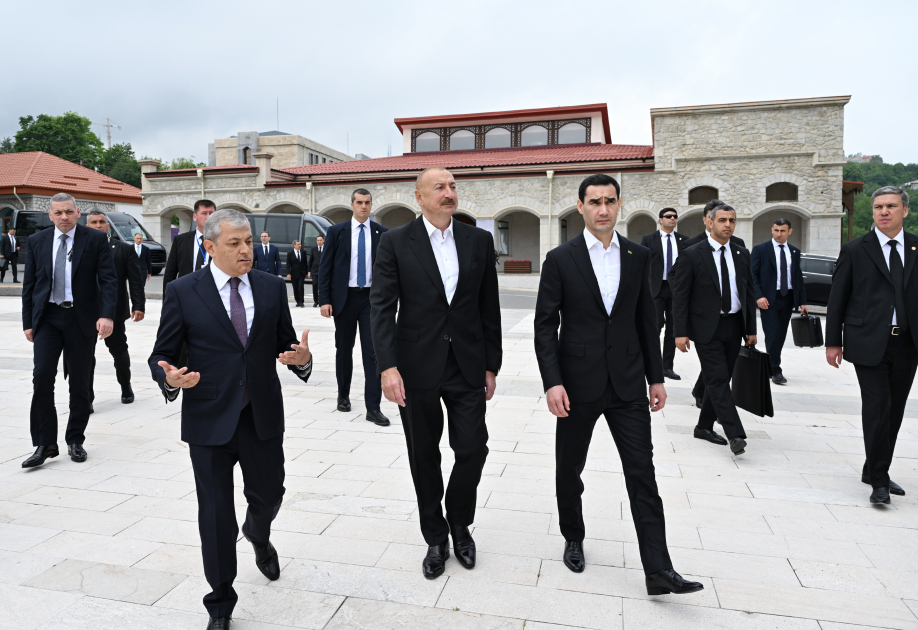 İlham Əliyev və Sərdar Berdiməhəmmədov Şuşada tanınmış şəxsiyyətlərin güllələnmiş büstlərinə baxıblar - Foto 5