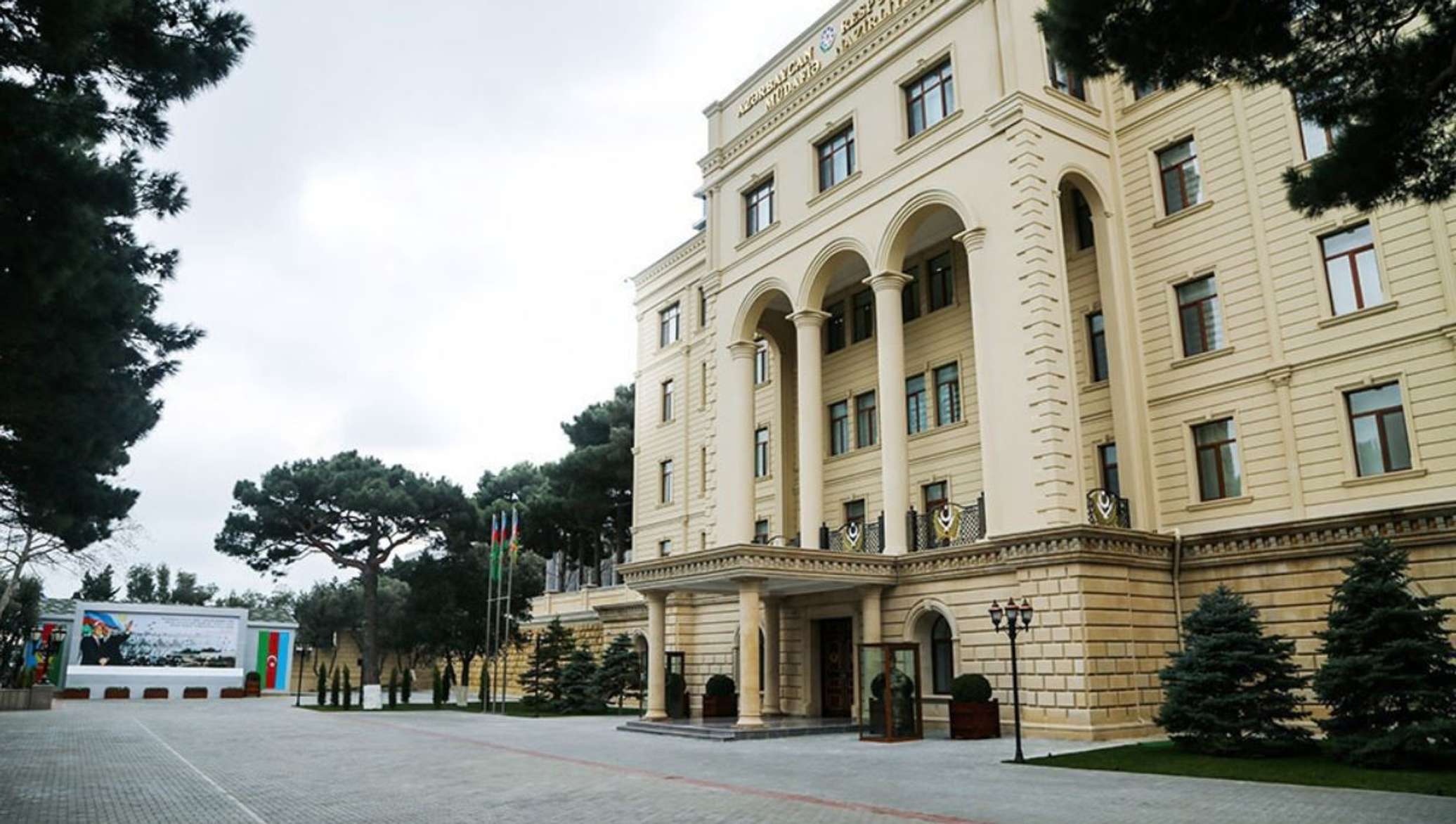 Müdafiə Nazirliyinin hərbi qulluqçuları təltif edilib