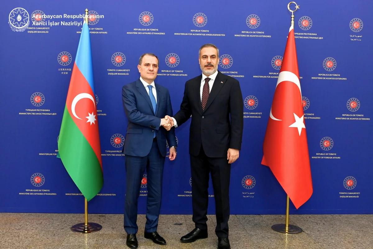 Ceyhun Bayramov və Hakan Fidan regiondakı təhlükəsizlik vəziyyətini müzakirə edib