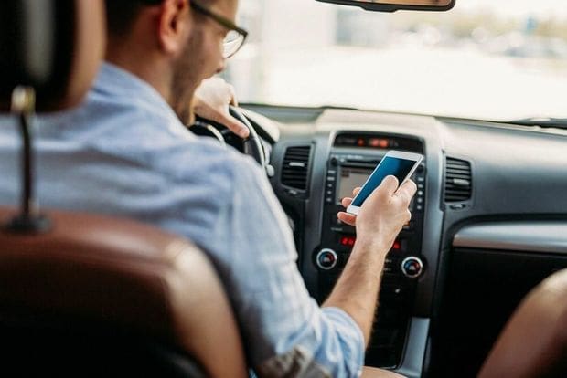Bu il sükan arxasında mobil telefondan istifadə edən 11 min sürücü cərimələnib