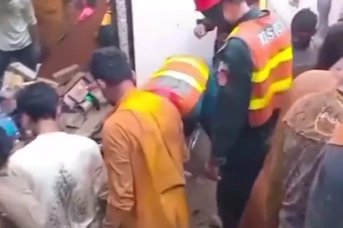 Pakistanda tədris mərkəzinin damının çökməsi nəticəsində azı 14 uşaq həlak olub