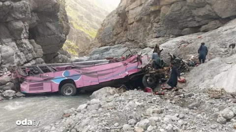 Pakistanda sərnişin avtobusu dərəyə düşüb, 40 nəfər ölüb