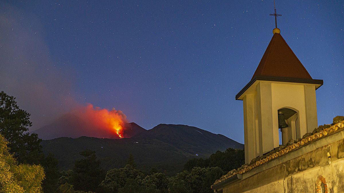 Siciliyada Etna vulkanı səbəbindən hava nəqliyyatı məhdudlaşdırılıb