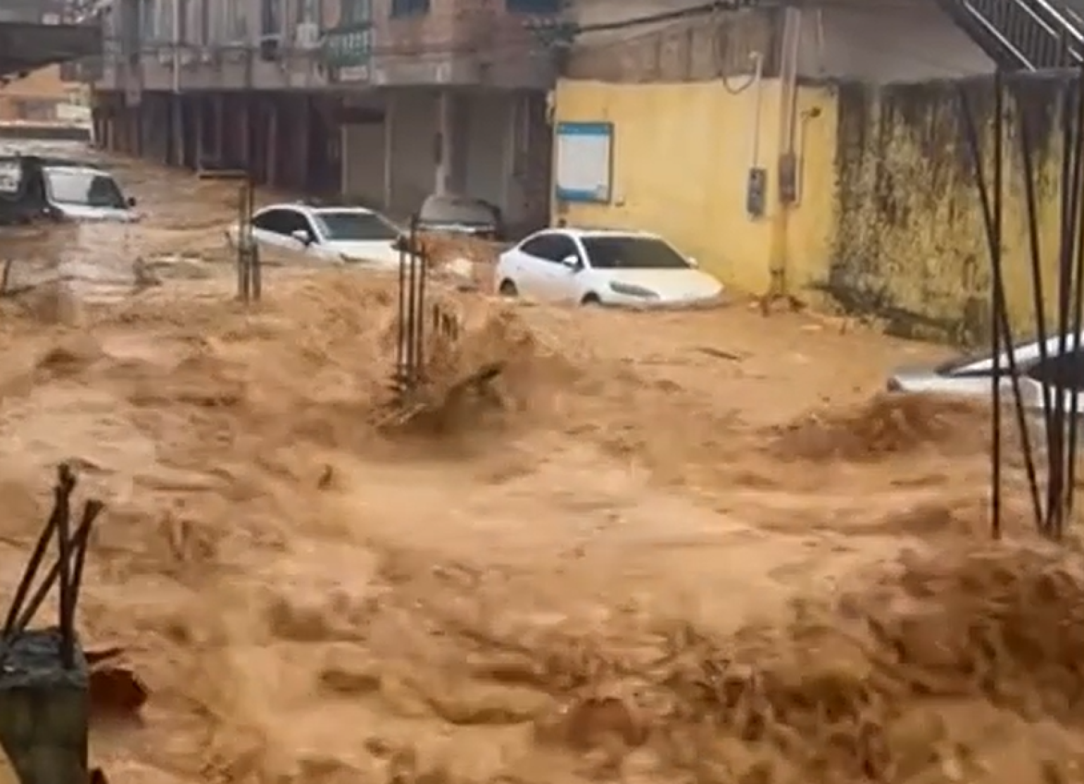 Çində torpaq sürüşüb, 16 nəfər dağıntılar altında qalıb