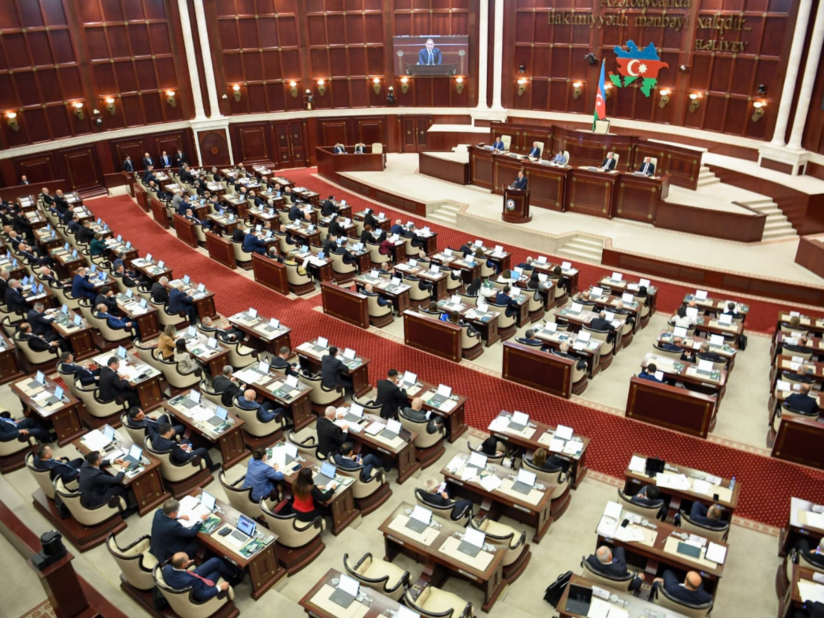 Deputatlar 17 məsələnin müzakirəsinə başlayıb