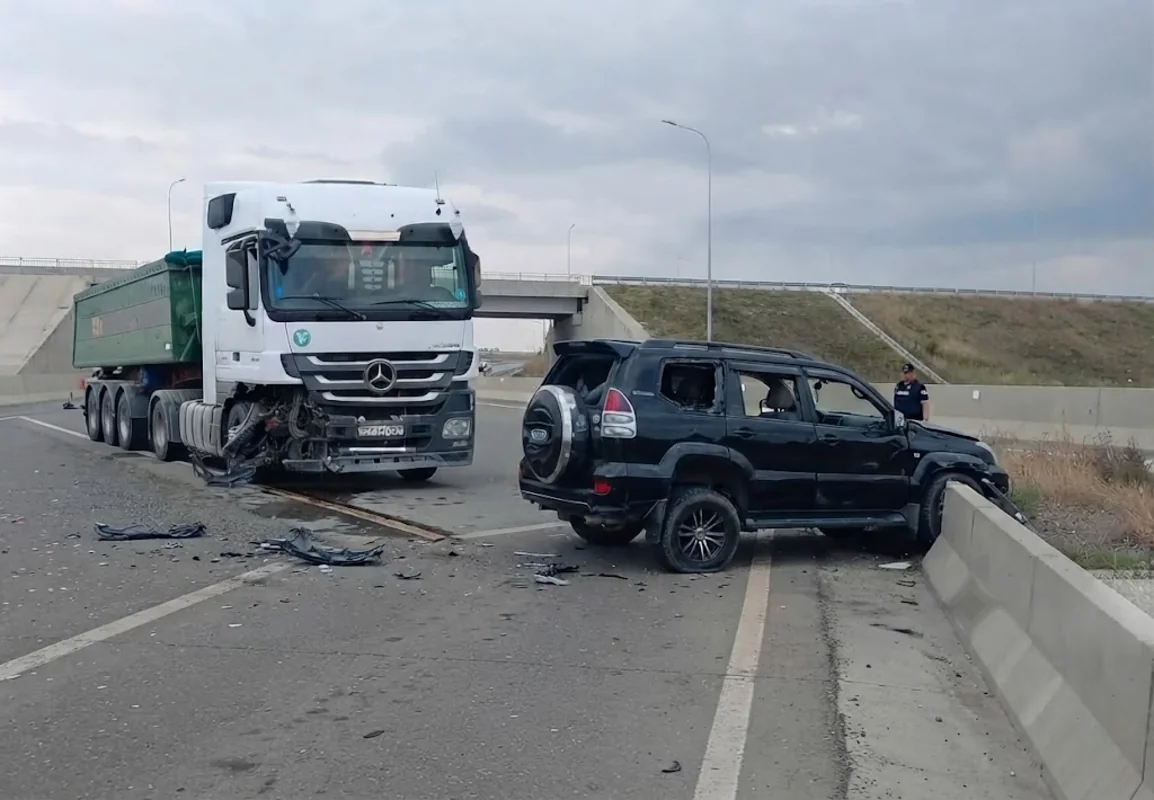 Ağdamda minik və yük avtomobilləri toqquşub, xəsarət alanlar var