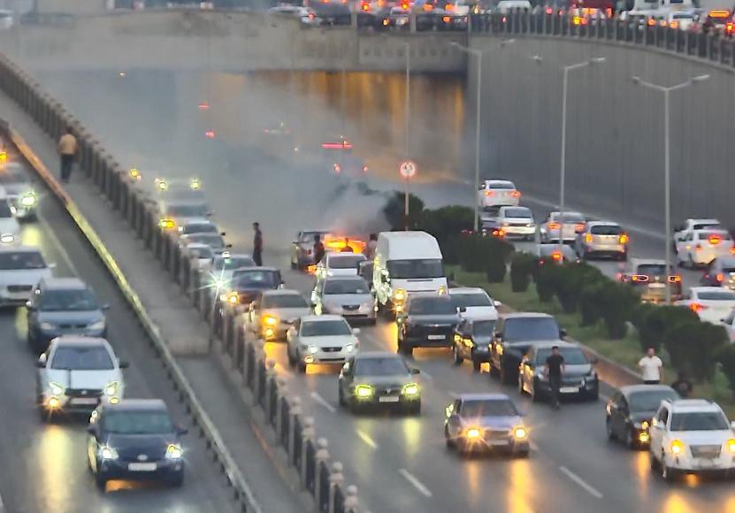 Bakıda “BYD” yandı, yolda uzun tıxac yarandı - FOTO