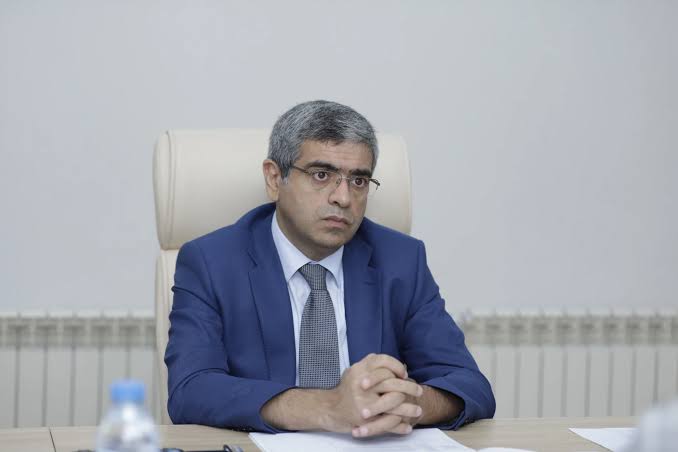 Nazir şöbə müdirini vəzifədən azad etdi - FOTO