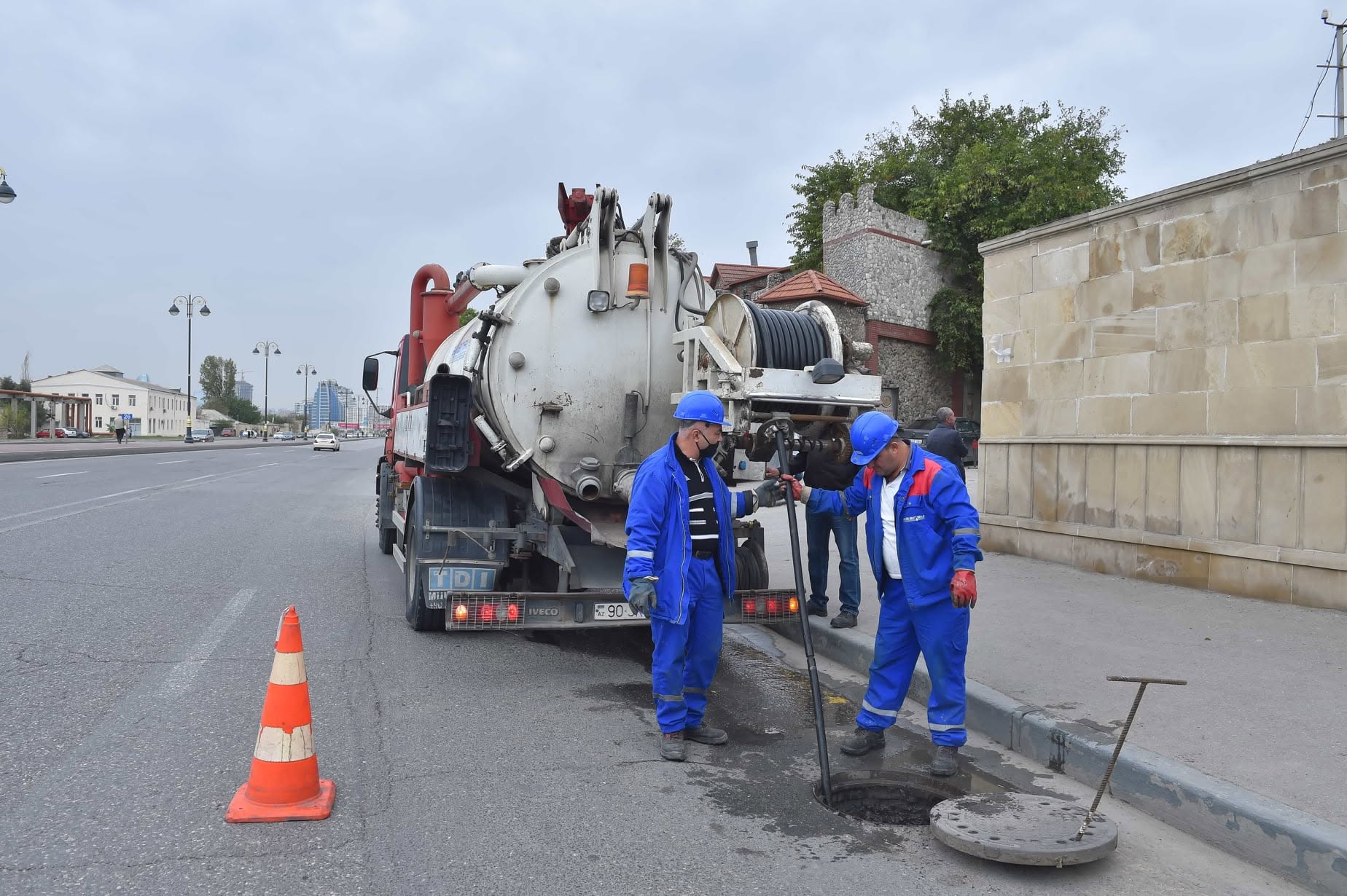 ADSEA kanalizasiya xətlərinin yuyulması üçün kanalyuyan maşın alır
