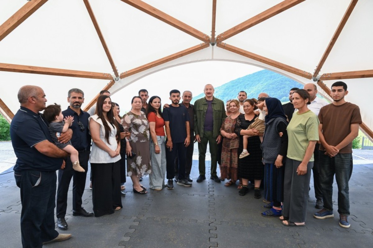 Prezident Şuşanın Kiçik Qaladərəsi kəndində görülən işlərlə tanış olub və sakinlərlə görüşüb