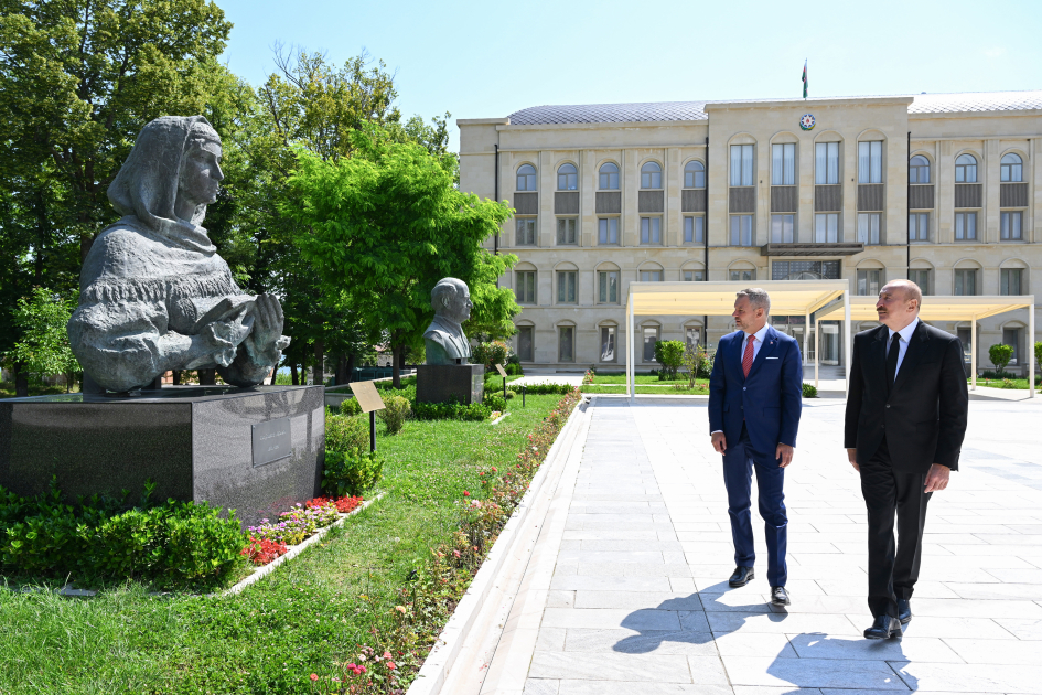 İlham Əliyev və Peter Pelleqrini Şuşada Azərbaycanın tanınmış şəxsiyyətlərinin işğal dövründə güllələnmiş büstlərinə baxıblar