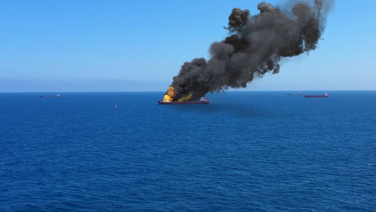 Oman sahillərində tanker partlayışdan sonra yanıb