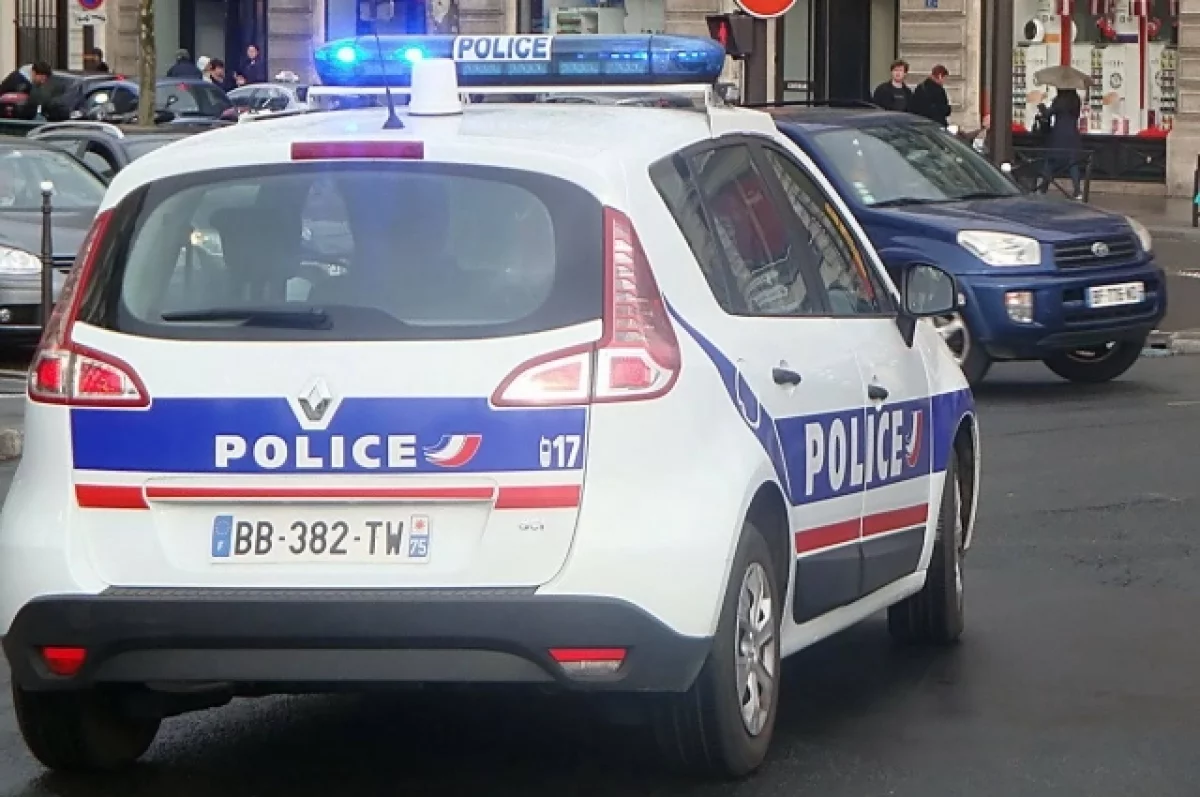 Fransada polis ayağını avtomobillə əzən sürücünü güllələyib