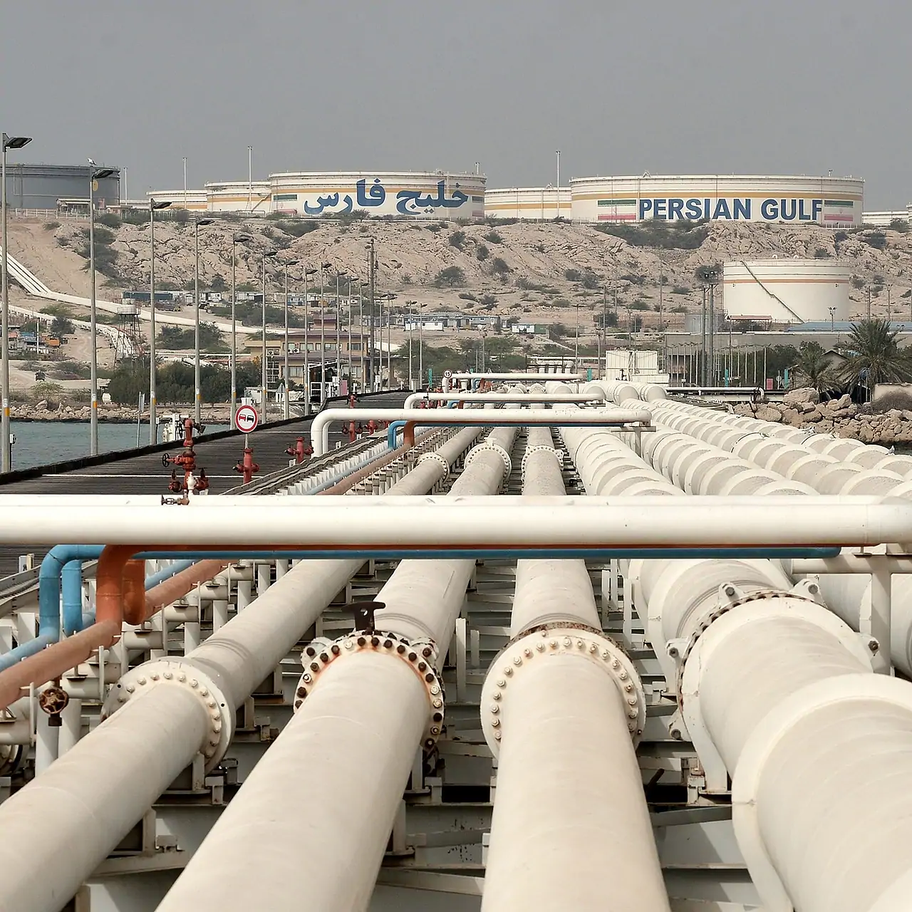 İran Yaxın Şərqə enerji təchizatını kəsməklə hədələyib