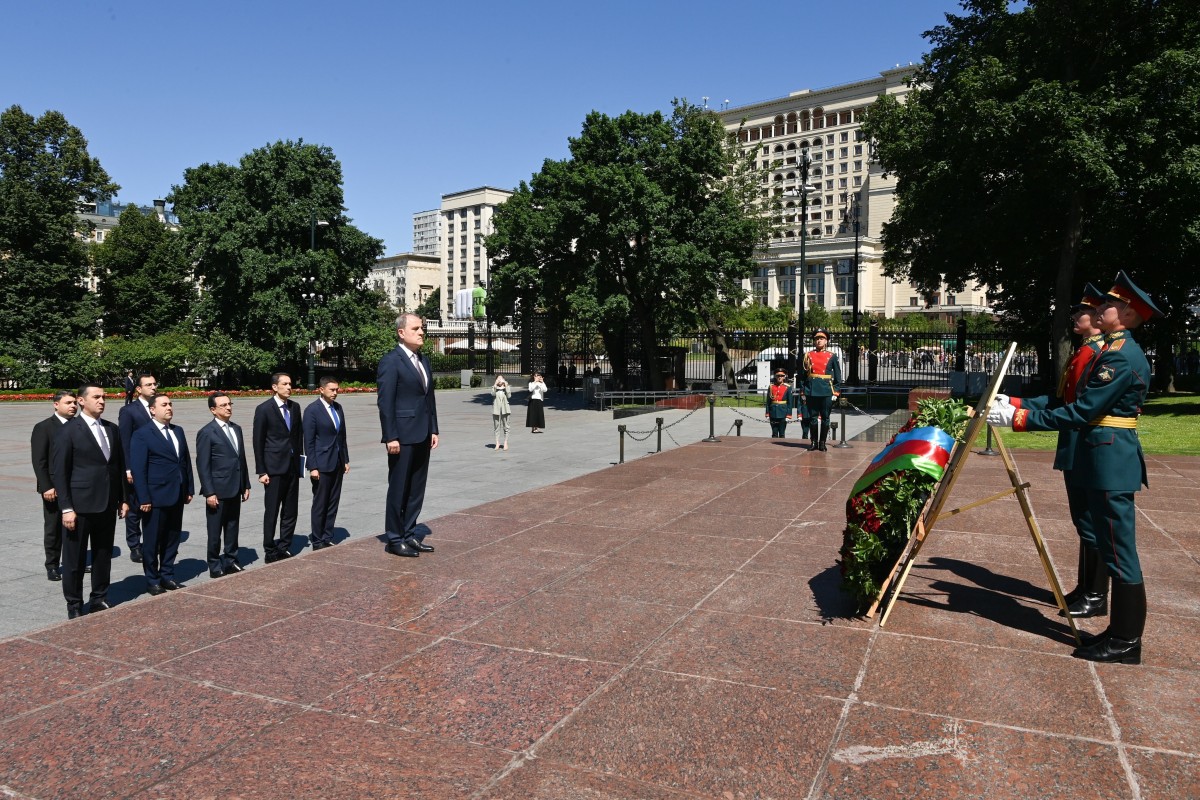 Ceyhun Bayramov Moskvada "Naməlum əsgər" məzarını ziyarət edib - FOTO