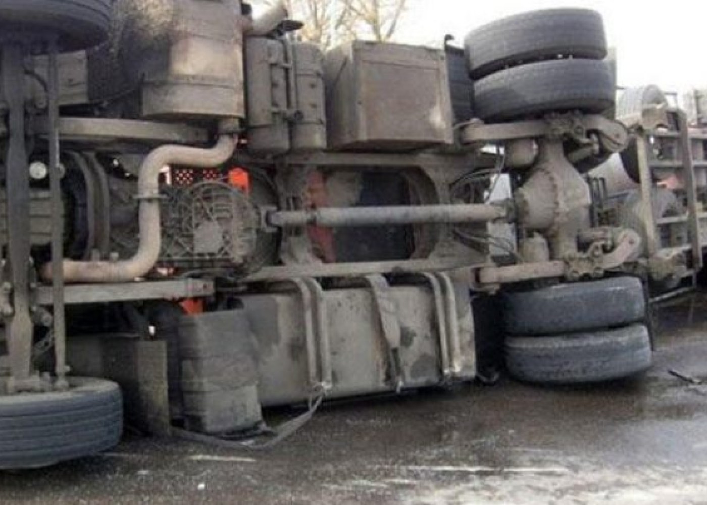 Kürdəmirdə iki yük maşını toqquşub, TIR yoldan çıxaraq aşıb