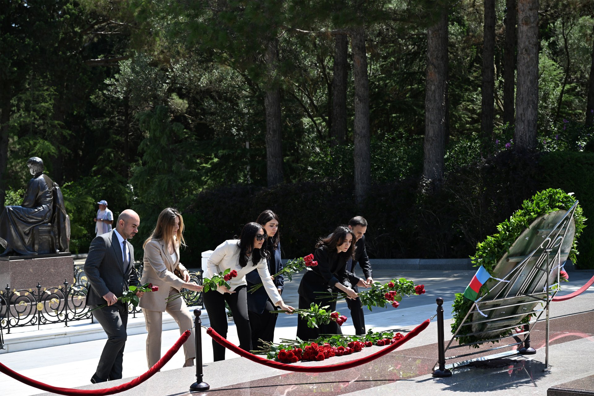 MEDİA, Audiovizual Şura və Mətbuat Şurasının nümayəndələri Fəxri xiyabanı ziyarət edib - Foto 2