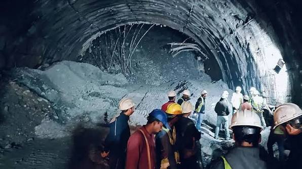 Hindistanda tuneldə baş verən partlayışda 20 nəfər həlak olub