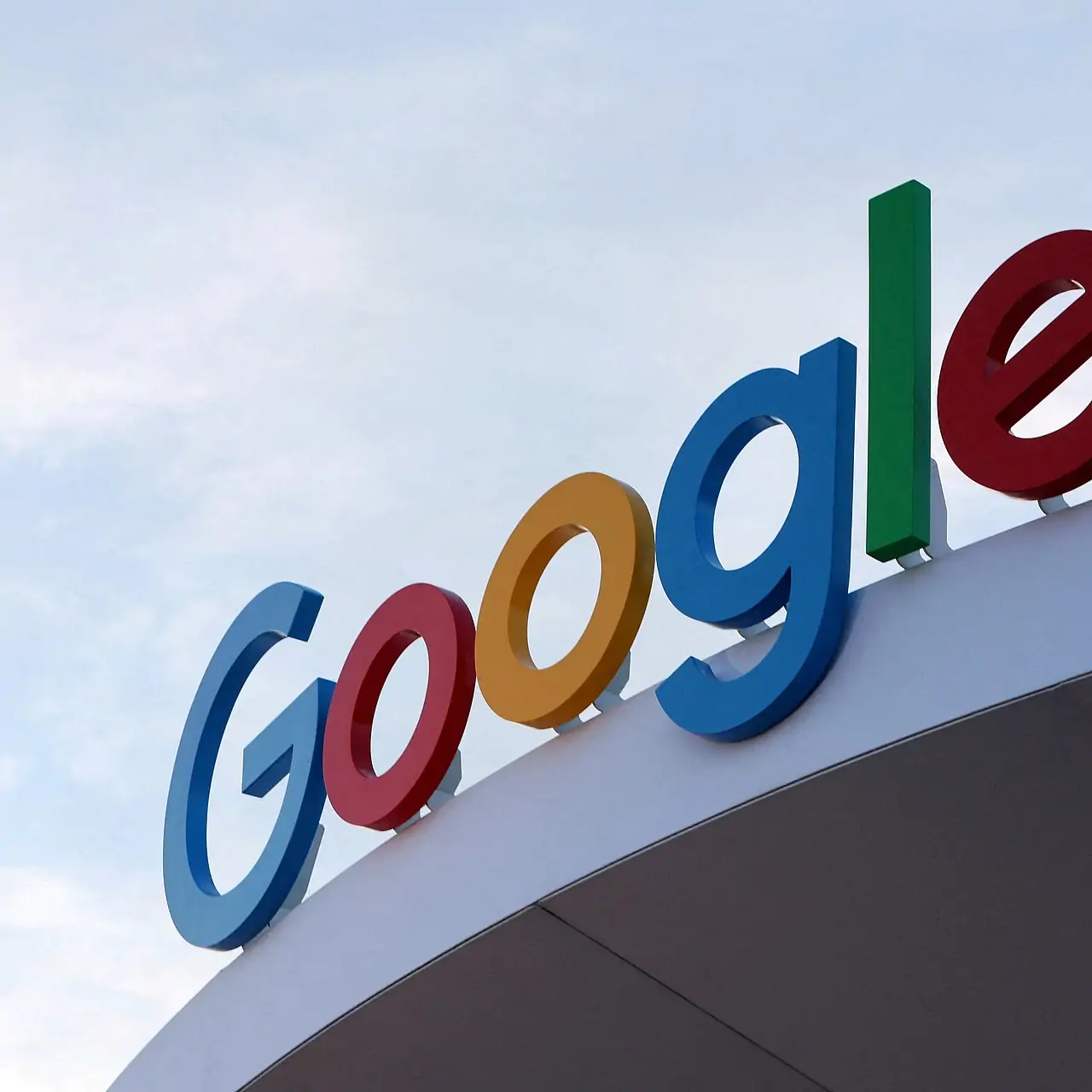 Avropa Komissiyası "Google"u 890 milyon avro cərimələyib