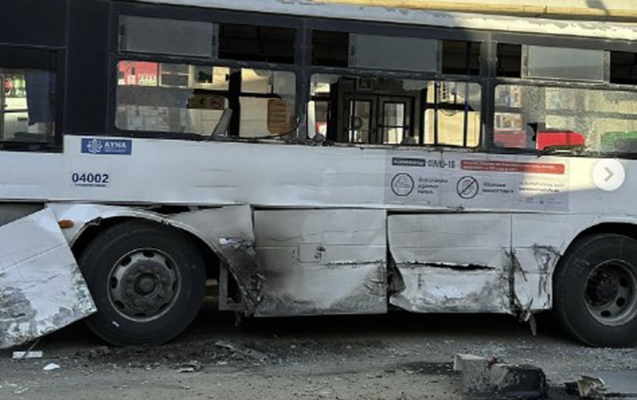 Binədə iki avtobus toqquşub, 22 nəfər xəsarət alıb