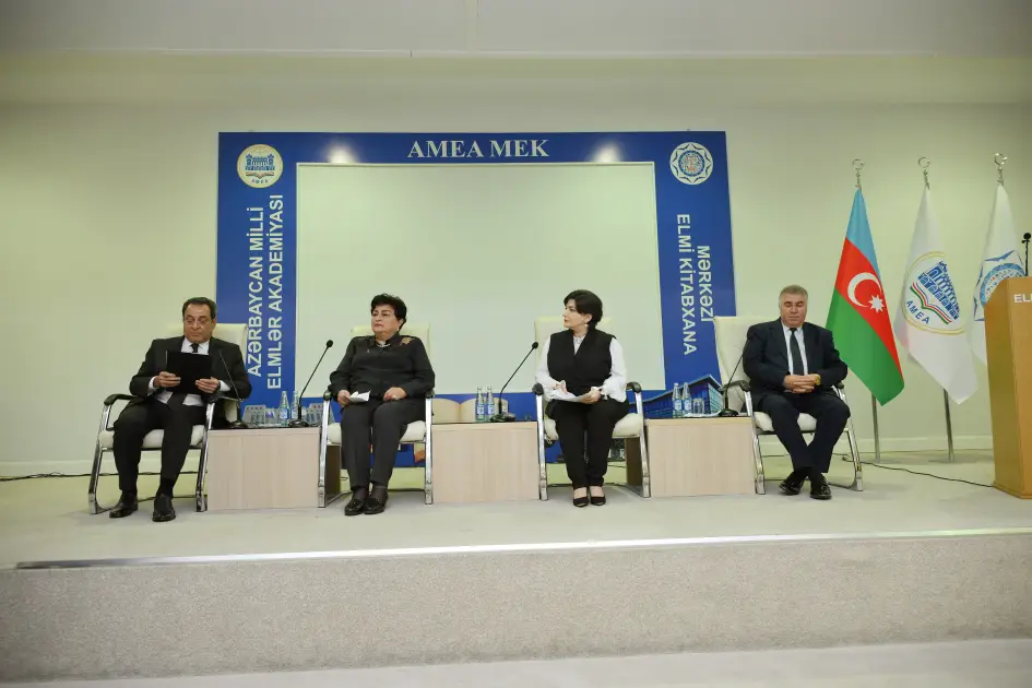 “Mediada Azərbaycan ədəbi dilinin normalarının düzgün tətbiqi” konfransı işini panel sessiyalarla davam etdirir - FOTO